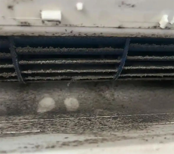 加查空调吹的风有股烧焦味是怎么回事